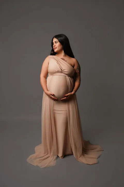 Vestido nude con cola