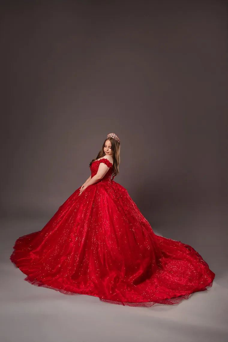 Vestido rojo de encaje con cola