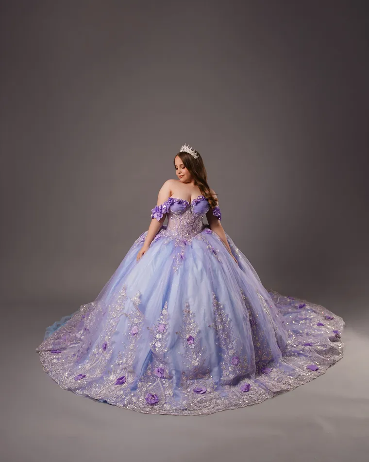 Vestido lila con flores de tul