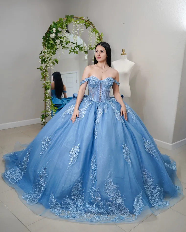 Vestido azul cielo con encaje