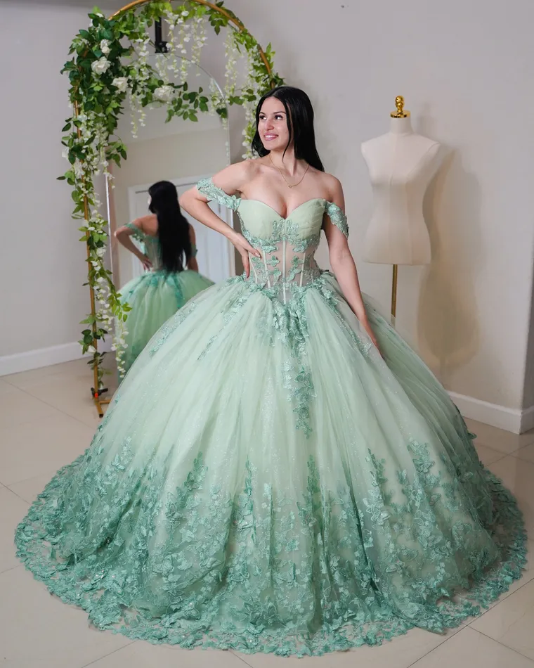 Vestido verde salvia con encaje