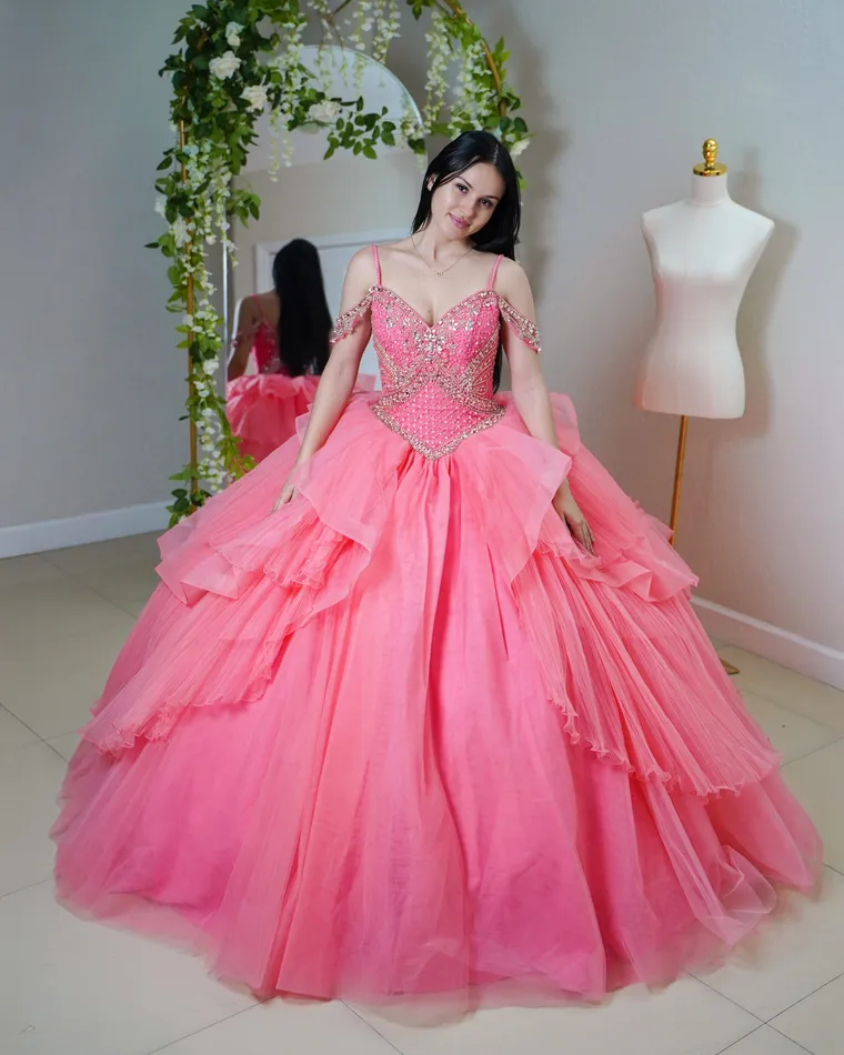 Vestido coral con volantes