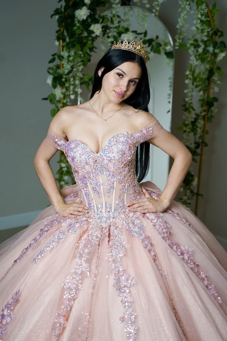 Vestido rosa empolvado con pedrería
